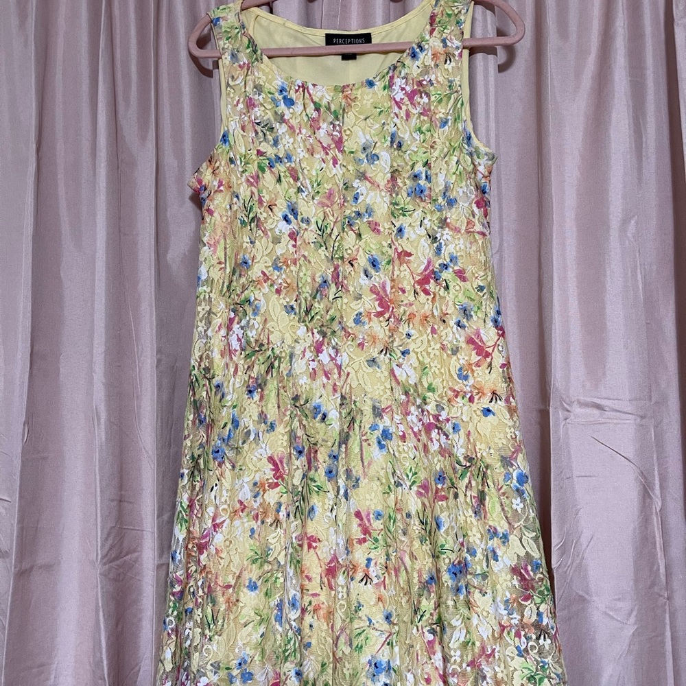 Beautiful floral dress it's new but no tag